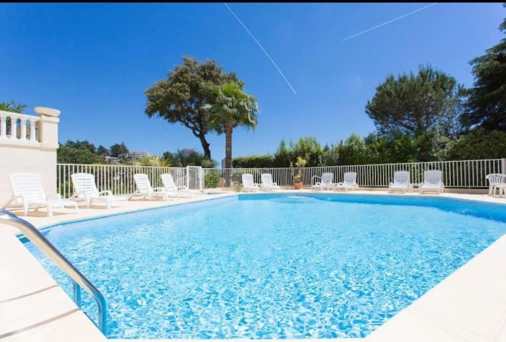 De Luxe Sun Paradis, Terrasse, Vue Piscine Apartamento